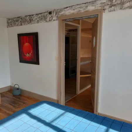 Batisse Historique Proche Et Forets *