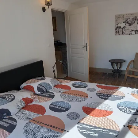 Batisse Historique Proche Lac Et Forets Homestay *